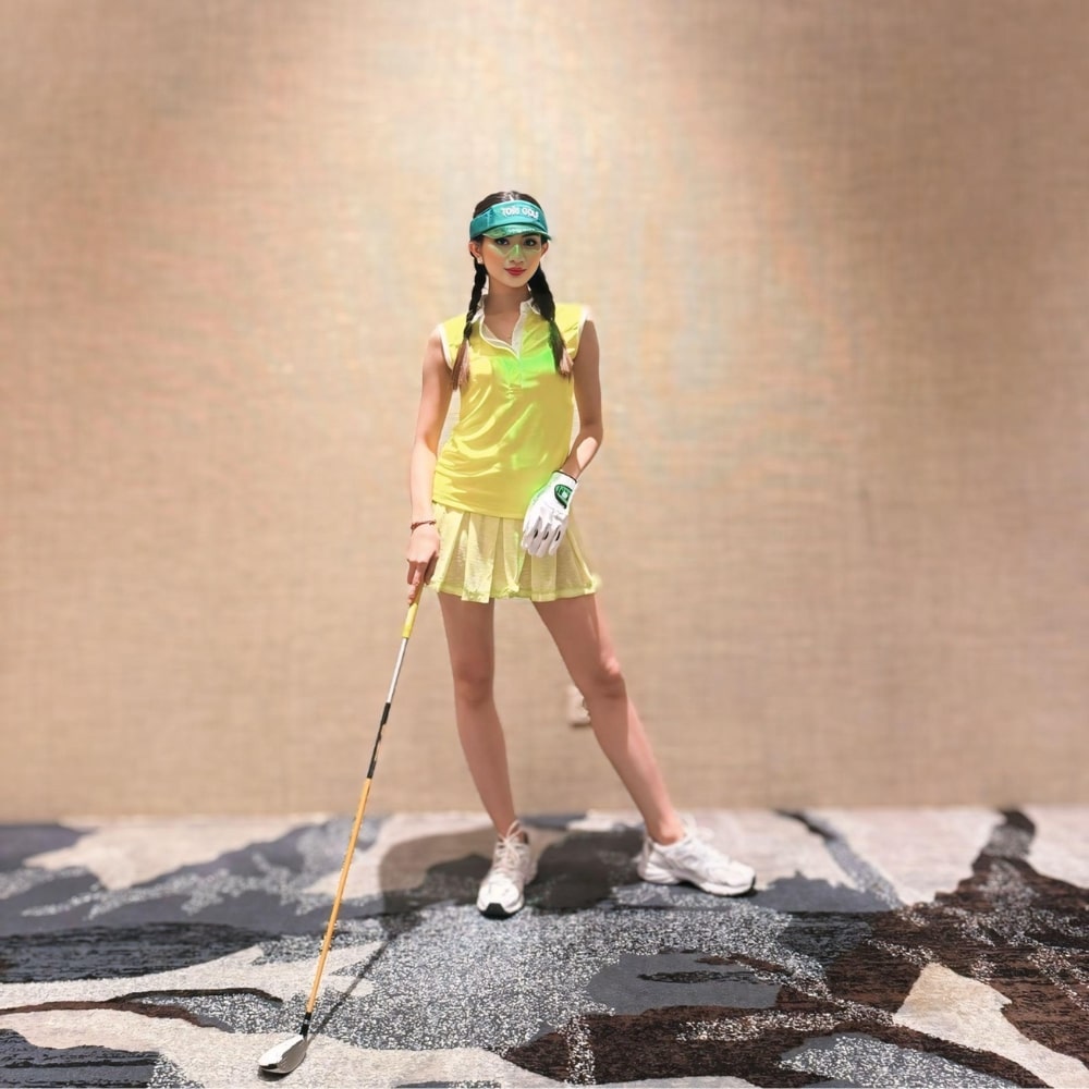 Skirt lime green with 2 stright cut front pocket and all around swing pleats